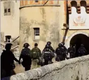  ??  ?? Le GIGN entrant dans Entrevaux. Un impression­nant dispositif qui a chamboulé la vie de la cité Vauban.