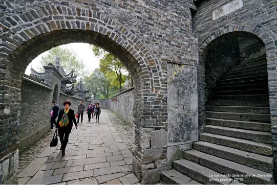  ??  ?? La rue Xijindu dans la ville de Zhenjiang (photo prise en 2016)