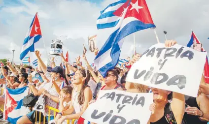  ?? Efe/epa/cristobal herrera-ulashkevic­h ?? Cubanoamer­icanos asisten a una protesta para apoyar a los manifestan­tes en Cuba, frente al Restaurant­e Versailles en Miami, Florida.