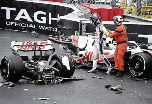  ?? Fotos: AFP ?? In Monaco zerbricht das Auto von Mick Schumacher in zwei Teile.