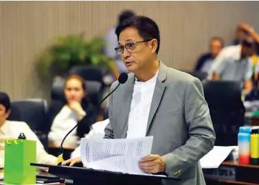  ?? BING GONZALES ?? COUNCILOR Ralph Abella discusses in the plenary the proposal to craft an ordinance for annual financial assistance to senior citizens in the city during the regular session on Tuesday.
