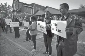  ??  ?? Protesters gather on Sunday at the house where Atatiana Jefferson was shot and killed by police in Fort Worth, Texas.