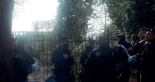  ??  ?? Il presidio Polizia e carabinier­i in attesa di fronte alla scuola occupata dai militanti.