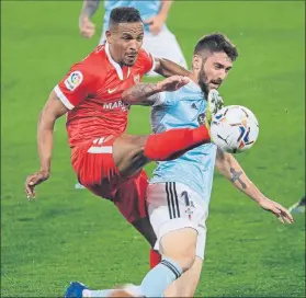  ?? FOTO: EFE ?? Fernando pugna con Ferreyra durante el partido disputado anoche en Balaídos