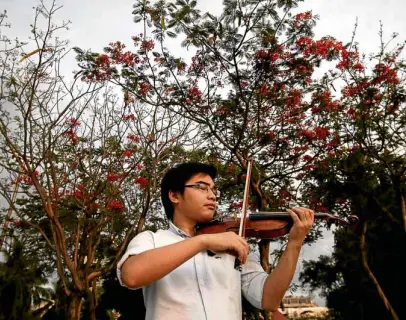  ?? —RICHARD A. REYES ?? NOT ELITIST Violinist Joaquin Gutierrez plays at Rizal Park in Manila.
