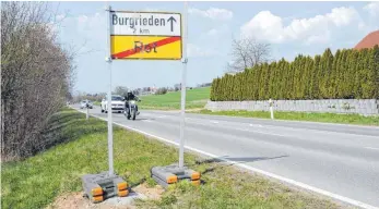  ?? FOTO: ROLAND RAY ?? Die Ortstafel in der Burgrieder Straße steht wieder am alten Platz, muss aber neu einbetonie­rt werden.