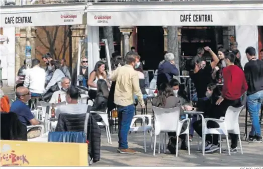  ?? JOSÉ ÁNGEL GARCÍA ?? Las terrazas de Sevilla estuvieron a tope durante el pasado fin de semana.