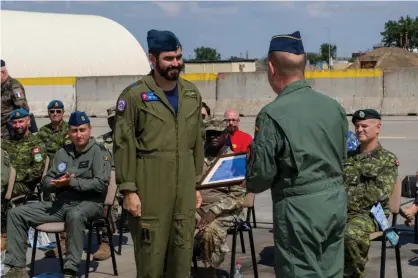  ?? PHOTO : IMAGERIE SDT CHAPUT ?? Le commandant du Centre d'opérations aériennes combinées de l'OTAN Torrejón (à droite), le lgén Fernando de la Cruz, remet le certificat de préparatio­n à la mission au lieutenant-colonel Stephan Latwaitis, commandant de la FOA-R.