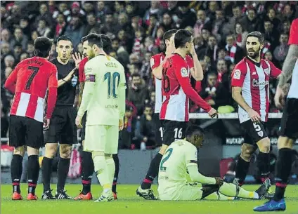  ?? FOTO: MANEL MONTILLA ?? Protestas La actuación de Del Cerro Grande no convenció a nadie y el partido acabó con un posible penalti a Semedo