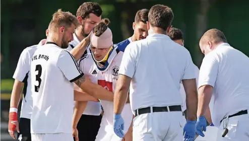  ??  ?? Einer von vielen Verletzten beim VfL Benrath: Simon Pascheit (mit Turban) nach seiner Verletzung im Spiel gegen den MSV Düsseldorf Anfang September.