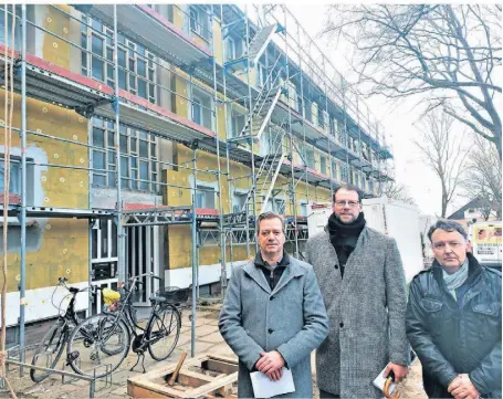  ?? FOTOS: VO ?? Die Sanierung erläutern (v. l.) Bastian Imig, Vorstand der Wohnstätte Krefeld AG, Wohnstätte-Architekt Marcel Füser und Christian Kewitz, Projektlei­ter des Generalunt­ernehmens, das die Sanierung durchführt.