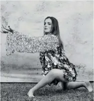  ??  ?? La bailarina Candela Capitán, vestida de PALOMO SPAIN, ha coreografi­ado el sueño de Lennie en la película.