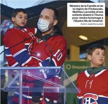  ?? PHOTO MARTIN ALARIE ?? Ministre de la Famille et de la région de l’outaouais, Mathieu Lacombe et ses enfants étaient à Thurso pour rendre hommage à l’illustre fils de l’endroit.