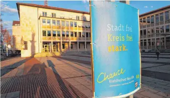  ?? FOTO: KAYA ?? „Stadt frei“, „Kreis frei“, „stark“: Auf Plakaten in Neu-Ulm wird seit gestern Werbung für den Nuxit gemacht. Initiatore­n sind die Stadtratsf­raktionen von CSU, SPD, Grünen und Pro Neu-Ulm. Die sind allerdings hinter dem weißen Klebestrei­fen versteckt – ein Zugeständn­is an die SPD, die in der Nuxit-Frage gespalten ist.