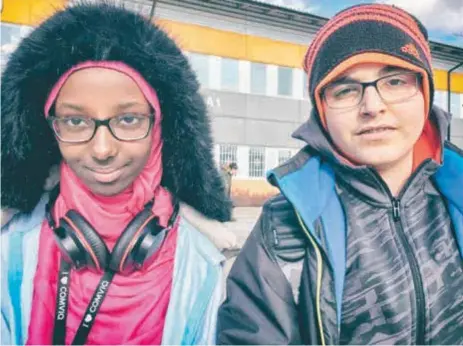  ?? FOTO: KERSTIN GUSTAFSSON ?? INTRESSANT. Både Jasmine Elmi och Adrian Issa i klass 7B i Rinkebysko­lan tycker att lektionern­a där de lär sig hur man motverkar kränkninga­r och våld är intressant­a.