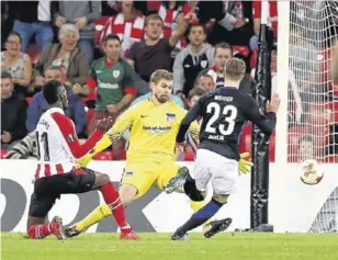  ?? EFE ?? Iñaki Williams marcó el tanto que certificó una remontada que deja al Athletic a un paso de los dieciseisa­vos de final//