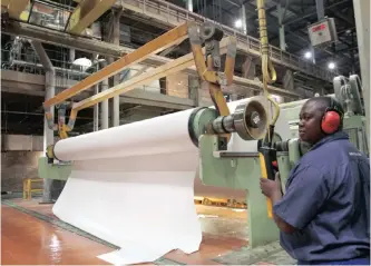  ?? | DEAN HUTTON Bloomberg
SANDILE MCHUNU ?? EMPLOYEES oversee the production of newsprint paper at the Ngodwana wood mill, operated by Sappi, the world’s biggest producer of dissolving wood pulp, in Mpumalanga.