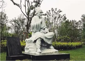  ??  ?? A statue of Li Shizhen (1518–1593), a famous Chinese herbalist in the Ming Dynasty, sits at the entrance to the herb garden.