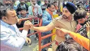  ??  ?? Subinspect­or Gagandeep Singh saving a Muslim youth from a mob attack in Dehradun on Friday. HT PHOTO