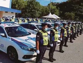  ?? PIC BY FARIZUL HAFIZ AWANG ?? Policemen with new Honda Civic 1.8 S patrol vehicles in Kuantan in September last year. The police are expecting 175 more units of the cars, which were supposed to arrive last year.