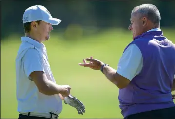  ?? NWA Democrat-Gazette/ANDY SHUPE ?? Fayettevil­le senior golfer Denver Davis (left) speaks Thursday with Bulldogs coach Scott Williams during practice at Fayettevil­le Country Club. The Bulldogs will be going for their sixth straight state championsh­ip today in the Class 6A state tournament in Cabot.