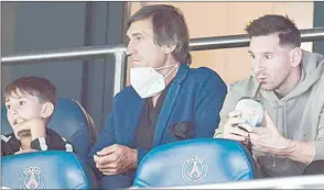  ?? (Pic: Kick Off) ?? Lionel Messi and his father (C).