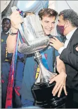  ?? FOTO: FCB ?? Riqui subió la Copa al avión