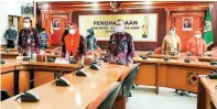  ?? LUDRY PRAYOGA/JAWA POS ?? VIRTUAL: Wakil Bupati Gresik Aminatun Habibah mengikuti jalannya acara Penghargaa­n Kabupaten Layak Anak (KLA) 2021 dari Ruang Graita Eka Praja Pemkab Gresik.