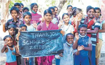  ?? FOTOS: CCARA E.V. ?? Kinder einer Lepra-Kolonie in Tamil Nadu bedanken sich Anfang 2020 bei den Lesern der „Schwäbisch­en Zeitung“für ihre Spenden.