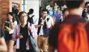  ?? EDMOND TANG / CHINA DAILY ?? Young people walk in a college campus in Hong Kong. Eleven local entreprene­urs won the Hong Kong Young Entreprene­ur Awards on Tuesday, with veteran entreprene­urs encouragin­g the SAR’s younger population to explore business opportunit­ies in Shenzhen and...