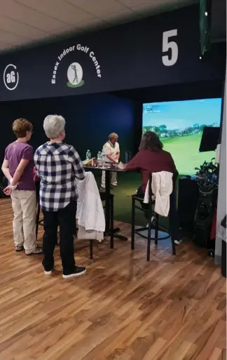  ??  ?? BELOW: A bar area is available to onlookers as well as golfers.