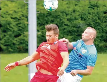  ?? Foto: Oliver Rabuser ?? Zum ersten Mal im Landesliga Team des SV Cosmos Aystetten im Einsatz war der ehemalige Champions League Spieler Gheorge Gosa (rechts), hier im Kopfballdu­ell mit dem Garmischer Angreifer Maximilian Berwein.