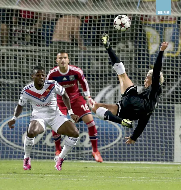  ??  ?? Above
Griezmann’s incredible overhead kick helped Sociedad reach the Champions League group stage at the expense of his boyhood team, Lyon