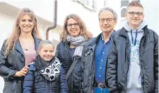  ?? FOTO: TANJA BOSCH ?? Für die Beteiligte­n ist das Tandem-Pate-Schüler-Programm eine echte Bereicheru­ng (von links): Vanessa Mohr, Emily Manthey, Katharina Jehle, Willi Laib und Luca Mientus.