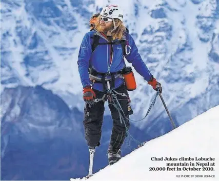  ?? FILE PHOTO BY DIDRIK JOHNCK ?? Chad Jukes climbs Lobuche
mountain in Nepal at 20,000 feet in October 2010.
Gregg Zoroya