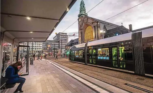  ?? Foto: Gerry Huberty ?? Neue Endstation: Mit der Gare centrale bedient die Tram seit dem 13. Dezember den Hauptverke­hrsknotenp­unkt des Landes.