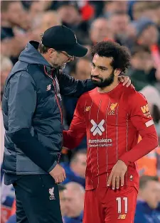  ?? AP ?? Compliment­i Jurgen Klopp, 52 anni, allenatore del Liverpool, si compliment­a con Mohamed Salah, 27 anni, autore del gol del 2-1