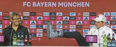  ?? Foto: FC Bayern ?? Trainer Thomas Tuchel präsentier­t auf der Pressekonf­erenz Bayerns Pressespre­cher Dieter Nickles seine Schuhschie­ne.