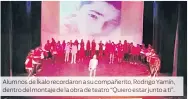  ??  ?? Alumnos de Íkalo recordaron asu compañerit­o, Rodrigo Yamín, dentro del montaje de la obra de teatro “Quiero estar junto a ti”.