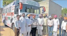  ?? GURPREET SINGH/HT ?? NRIs with a bus that was donated to Congress candidate from Dakha segment, Captain Sandeep Sandhu, for campaignin­g in the bypolls.
