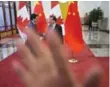  ?? SEAN KILPATRICK/THE CANADIAN PRESS ?? Security guard blocks photograph­er taking picture of Justin Trudeau and Chinese Premier Li Keqiang.
