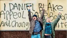  ?? Foto: Prokino ?? Daniel Blake (Dave Johns, links) macht mit einem Graffiti öffentlich auf seine Proble me aufmerksam.