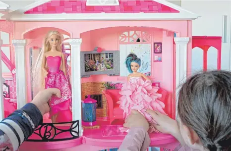  ?? FOTO: ANKE BINGEL/IMAGO ?? Barbie-Haus mit Barbie-Puppen in einem Kinderzimm­er: „Wenn wir den Mädchen über die Werbung vermitteln, dass ihre Spielsache­n vor allem mit der Betreuung und Pflege zu tun haben, mit der häuslichen Welt, dann sagen wir ihnen letztlich als Gesellscha­ft, dass sie sich auch als Erwachsene diesen Aufgaben widmen müssen“, sagt Spaniens Verbrauche­rminister Alberto Garzón zum Hintegrund seiner Initiative.