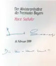 ?? Fotos: Silvio Wyszengrad ?? Und wieder trägt sich Horst Seehofer ins Goldene Buch der Stadt Augsburg ein. Am Freitag tat er dies als frisch gekürter Ehrenbürge­r. Im Februar 2009 unterschri­eb er als amtierende­r Ministerpr­äsident.
