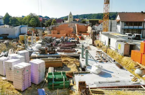  ?? Foto: Claudia Stegmann ?? Größte Baustelle der Gemeinde ist der Bereich rund um die Schule. Dort entsteht derzeit ein neuer Kindergart­en. Baubeginn für das neue Rathaus soll Ende nächsten Jahres sein.