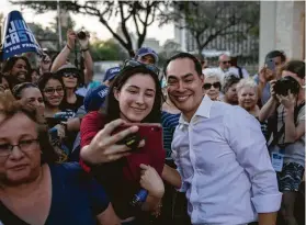  ?? Tamir Kalifa / NYT ?? Julián Castro, nieto de inmigrante­s mexicanos, ex alcalde de San Antonio y el único hispano aspirante a la presidenci­a de Estados Unidos, es fotografia­do por una de sus seguidoras durante un acto que llevó a cabo en esa ciudad de Texas, el 10 de abril de 2019.