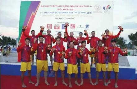  ?? VNA/VNS Photo Quý Trung ?? GOLDEN BOYS: Vietnamese players celebrate wining gold in the men's beach handball event at the SEA Games 31 yesterday.