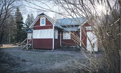  ?? FOTO: NIKLAS TALLQVIST ?? REPARERAT. Helsingfor­s stad planerar sälja huvudbyggn­aden från år 1915 som en del tillsamman­s med lagerutrym­mena bredvid. Huset renoverade­s grundligt 2012–2013 efter att Miina Äkkijyrkkä flyttade ut.