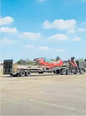  ?? ?? En camión. El avión llegó a la Base Aérea de Morón desde Chivilcoy.