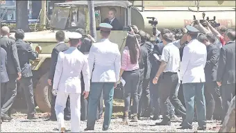  ??  ?? El presidente Mario Abdo Benítez condujo ayer un camión viejo en la sede de la Senad.